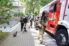На днях 110 пожарно-спасательная часть провела тренировочные пожарно-тактические занятия по тушению пожара и проведению аварийно-спасательных работ