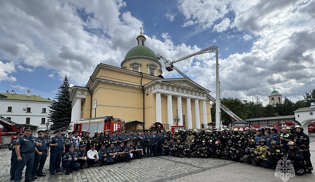 На территории Данилова монастыря в Москве прошло демонстрационное пожарно-тактическое учение