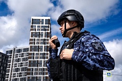 Столичные росгвардейцы по горячим следам задержали мужчину, похитившего элитный парфюм из магазина